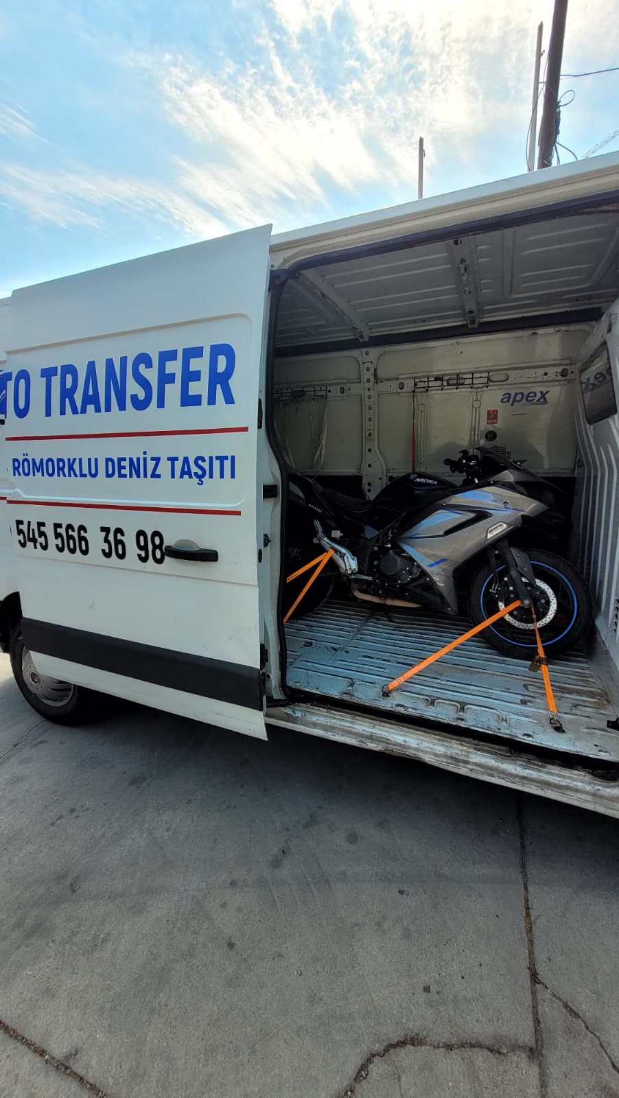 Arora motosiklet turuncu kayışlarla sabitlenmiş