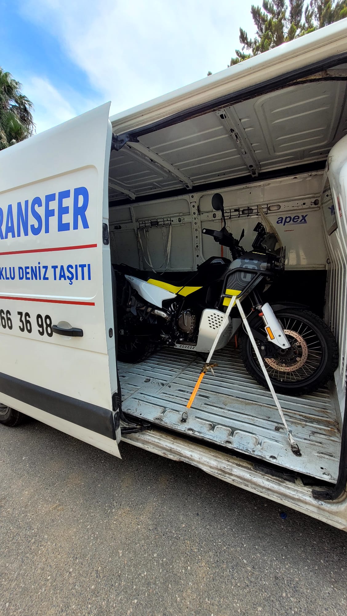Husqvarna Norden motosiklet sabitlenmiş halde