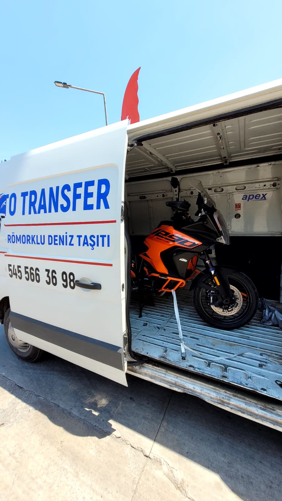 Turuncu KTM Adventure motosiklet transfer aracında